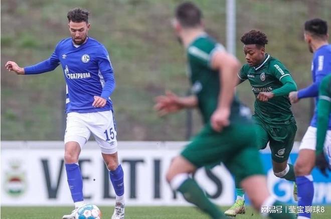 眼神中满是 眼神中满是